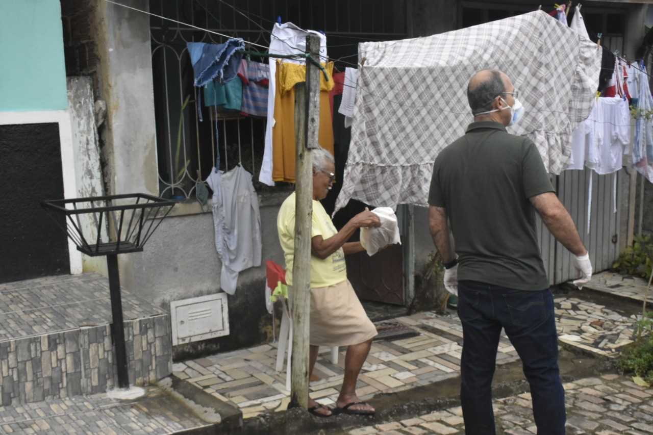 Camacã: Prefeitura distribui pão, leite e máscaras para famílias em São João do Panelinha